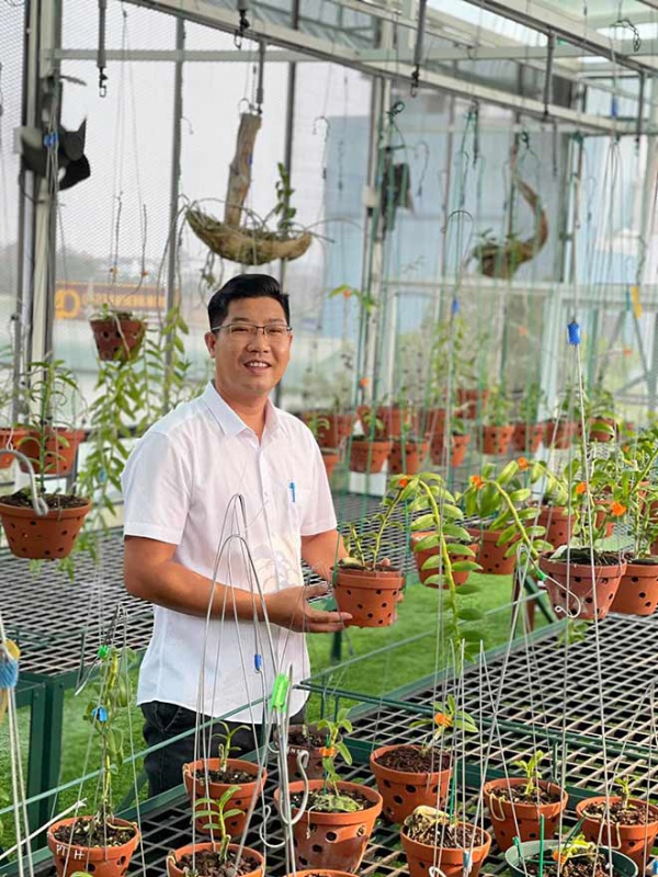 Nghệ nhân Trần Ngọc Dương với niềm đam mê trồng hoa lan đột biến