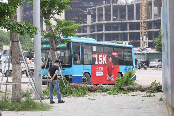 Nhân chứng kể lại vụ xe buýt lao lên vỉa hè, tông chết người đi bộ ở Hà Nội