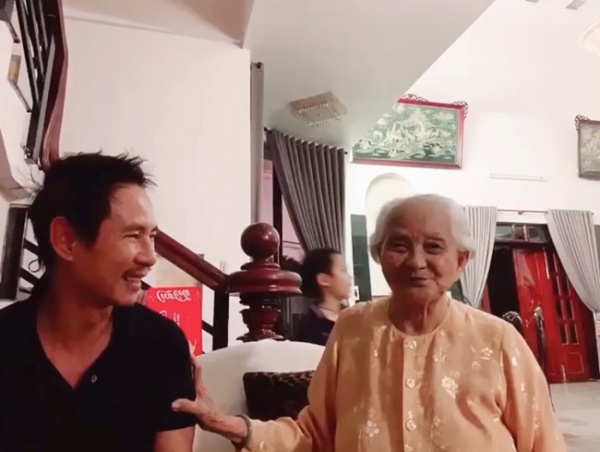 Quên mặt con sau cả tháng không gặp, mẹ già 95 tuổi xin Lý Hải 1 điều cực dễ thương