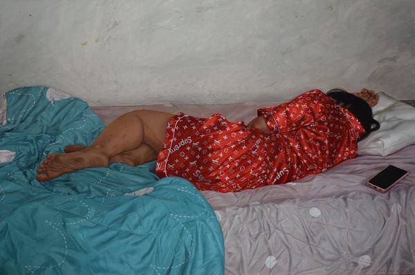 Ảnh chụp người phụ nữ nằm ngủ bình thường bỗng “dậy sóng” MXH, nguyên nhân khiến ai nấy khó tin