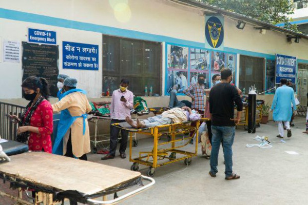 Bệnh nhân Covid-19 tử vong trước cửa bệnh viện, Ấn Độ đối mặt 500.000 ca nhiễm mỗi ngày