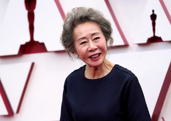 Vừa lập kỳ tích tại Oscar 2021, bà mẹ đơn thân huyền thoại Hàn đã "tán tỉnh" ngay Brad Pitt