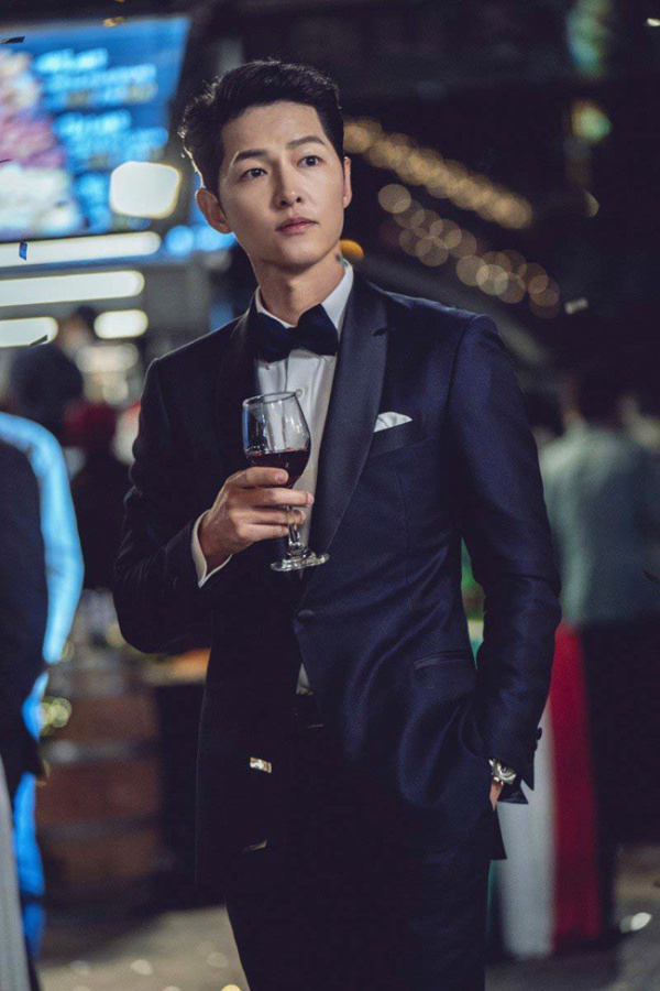 "Đẳng cấp đẹp trai" của Song Joong Ki: Bạn diễn nam mải ngắm đến mức quên luôn thoại