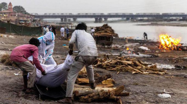 Ấn Độ lại có hơn 4.000 ca tử vong trong ngày, lần đầu thừa nhận thi thể thả sông