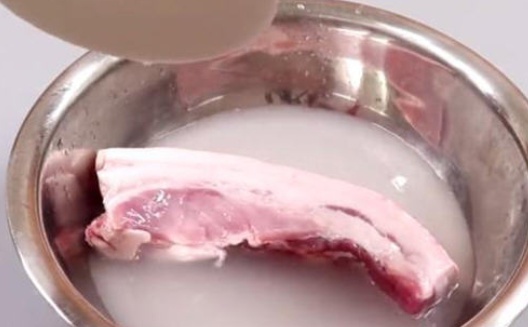 Rửa thịt với nước rất khó sạch, làm theo cách này, bao nhiêu thứ bẩn trôi ra hết