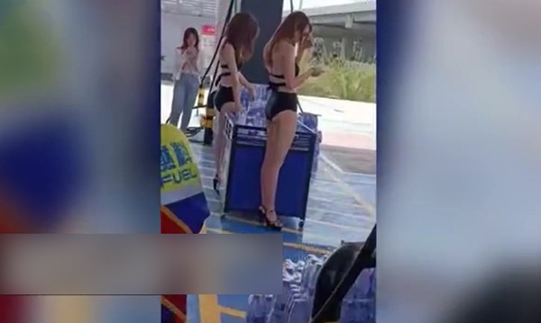 Trạm xăng thuê người mẫu mặc bikini đứng chào hàng, tiếp chuyện tài xế gây tranh cãi