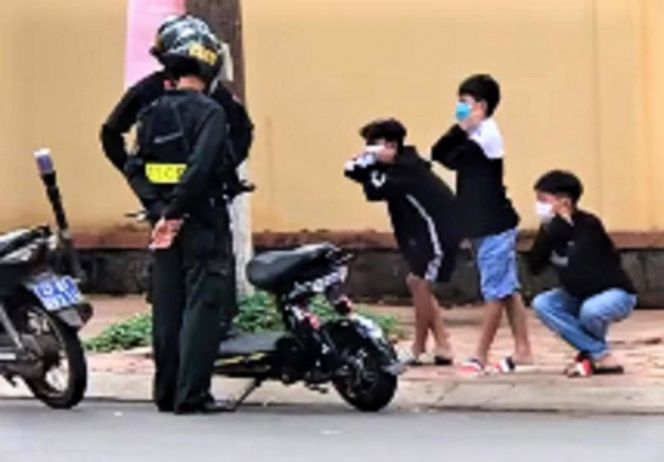 Xôn xao Clip cảnh sát phạt ba học sinh "thụt xì dầu", công an tỉnh lên tiếng
