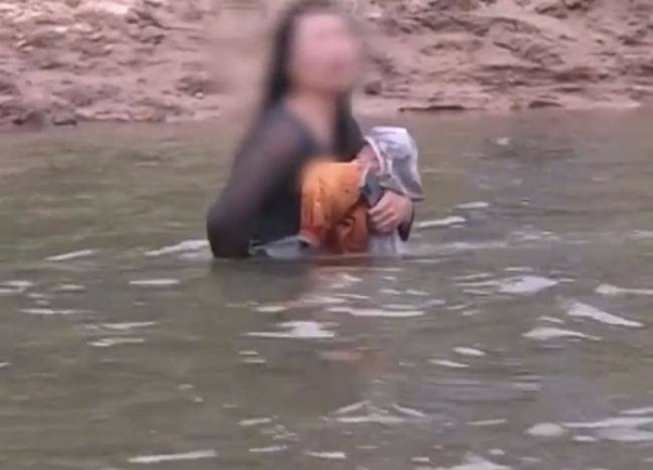 Người phụ nữ ôm con nhảy sông rồi được giải cứu nhưng có hành động gây căm phẫn