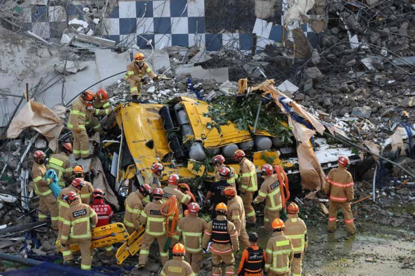 Video: Tòa nhà 5 tầng ở Hàn Quốc đổ sập ngang đường, chôn vùi xe buýt chở nhiều người