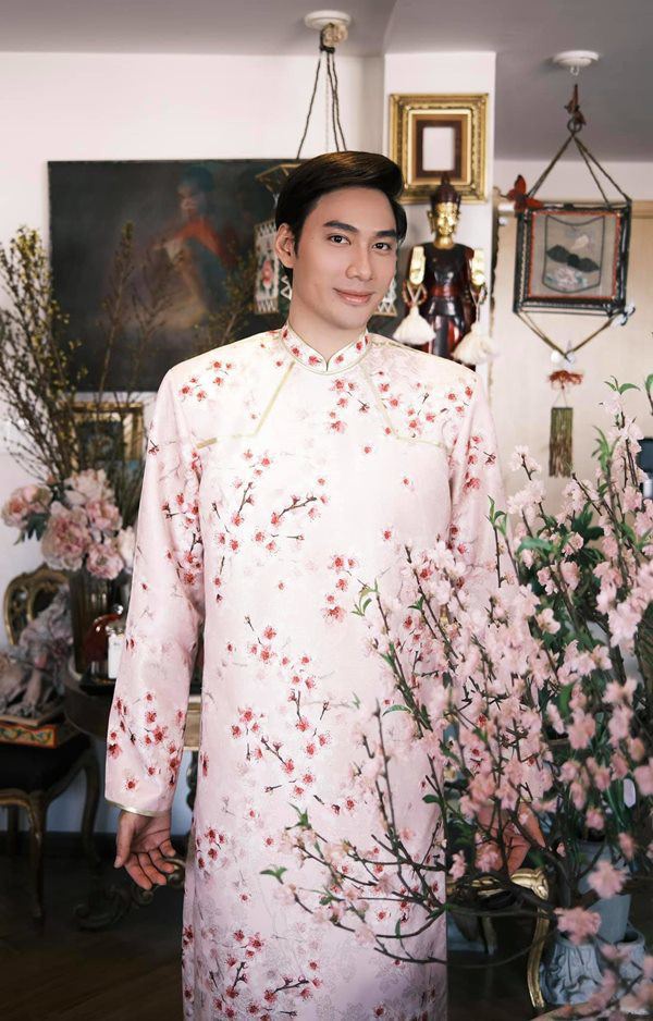 Nhà Celeb: Cháu trai gia tộc nức tiếng Việt Nam Lý Quí Khánh cắm hoa khắp nhà, ngắm mê mẩn