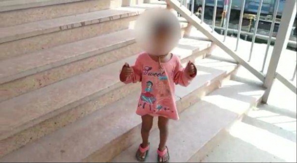 Cảnh sát hỏi bé gái đứng một mình, ngờ đâu là hành động giúp người mẹ thoát cửa tử