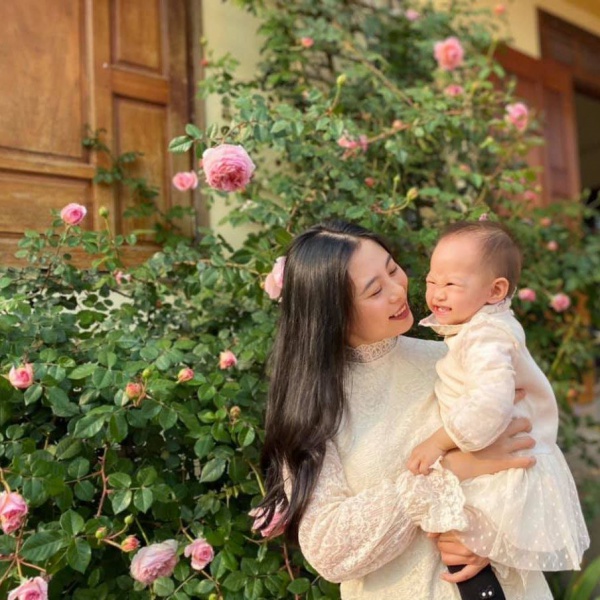 Mẹ Quảng Ninh trồng hoa hồng nở rộ như trời Tây, ai ngờ chi phí ban đầu chỉ 180 nghìn