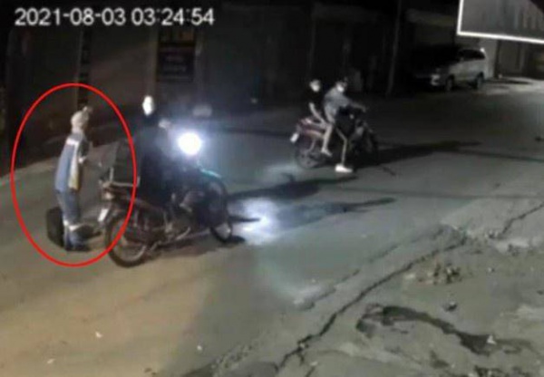 Vụ lao công bị cướp xe máy: 4 thanh niên cướp xe có đặc điểm nhận dạng ra sao?