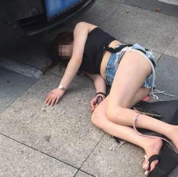 Cô gái ăn mặc mát mẻ nằm lăn lóc trên đường, cách xử trí của cảnh sát được tán thưởng