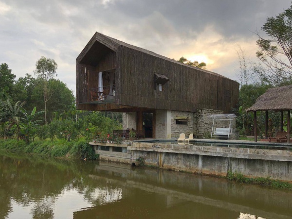 Không có điều hòa, nhà bên hồ ở Đà Nẵng vẫn mát mẻ nhờ lớp vỏ bằng tre