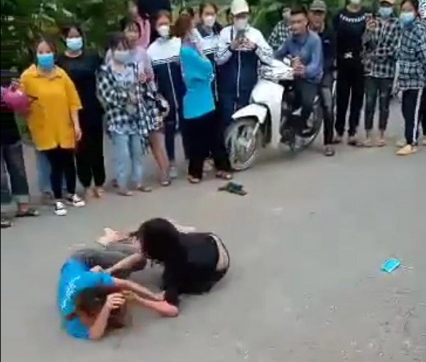 Hai nhóm nữ sinh đánh nhau tơi bời trước sự cổ vũ của bạn bè vì bức ảnh trên mạng