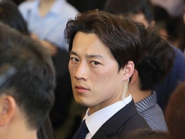 Vệ sĩ đẹp trai như tài tử của Tổng thống Hàn từng nghỉ việc vì nổi tiếng giờ ra sao?