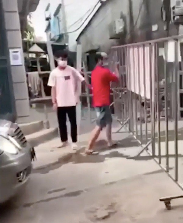 Thông tin bất ngờ vụ tài xế xe Mercedes húc văng rào chắn chốt phòng dịch COVID-19 ở Hà Nội