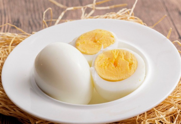 Luộc trứng không cho ngay vào nồi, thêm bước ngâm này trứng mềm ngon, vỏ chạm vào là bong ra