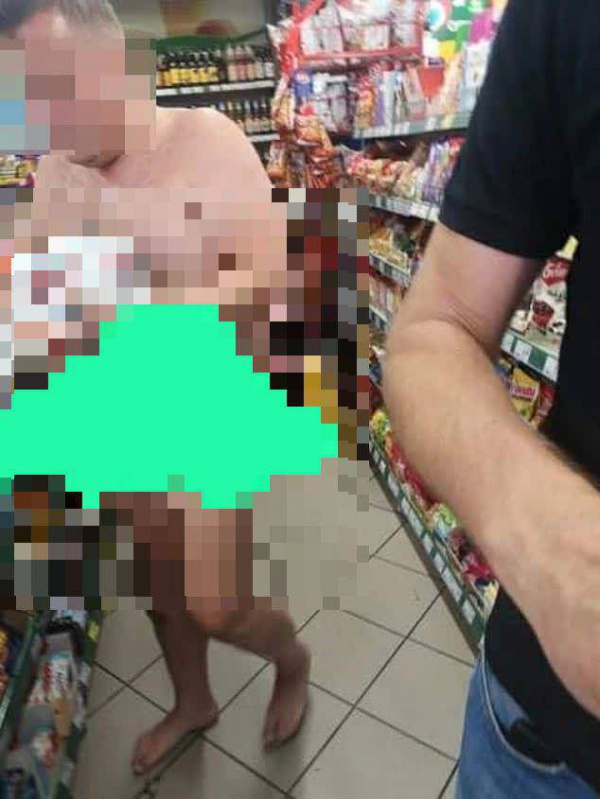 Người đàn ông khỏa thân bước vào siêu thị, nghề nghiệp của vị khách khiến dư luận sốc nặng