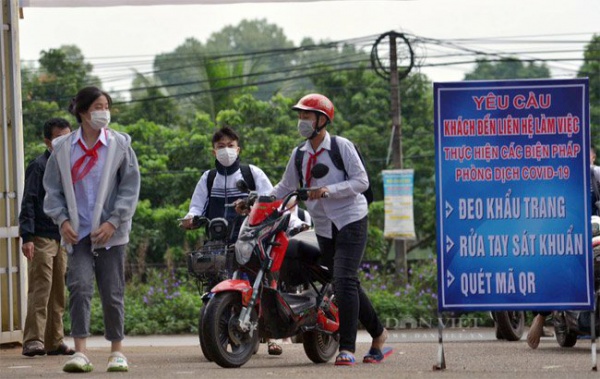 HS ở nơi duy nhất của Hà Nội ngày đầu đi học lại: "Các bạn trắng hơn, cao lớn quá"