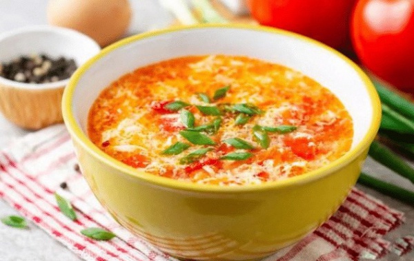 Nấu canh cà chua trứng đừng cho nước thường, đây mới là thứ nước khiến món canh ngon ngọt