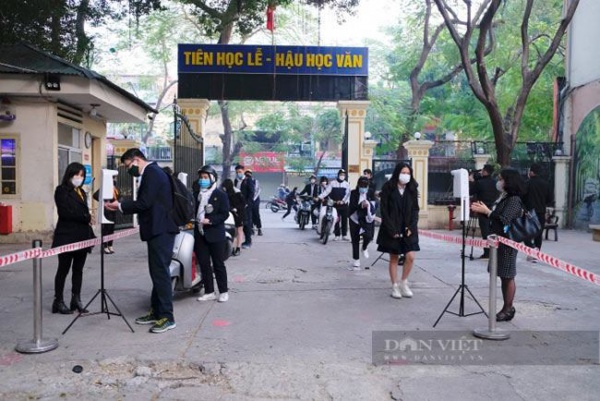 Tiết chào cờ đặc biệt của HS lớp 12 ở Hà Nội sau hơn 7 tháng xa trường vì Covid-19