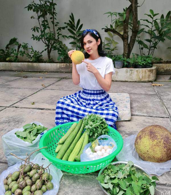 "Người đẹp Tây Đô" Việt Trinh đón Giáng sinh trong biệt thự, ra vườn hái rau mang lên thành phố