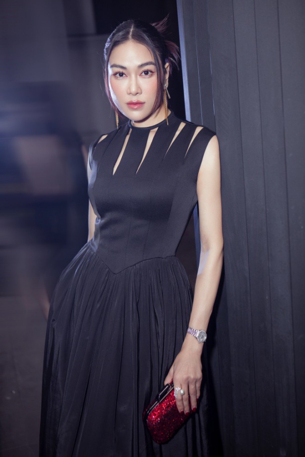 Hoa hậu Tuyết Nga diện đầm cắt xẻ độc đáo dự sự kiện