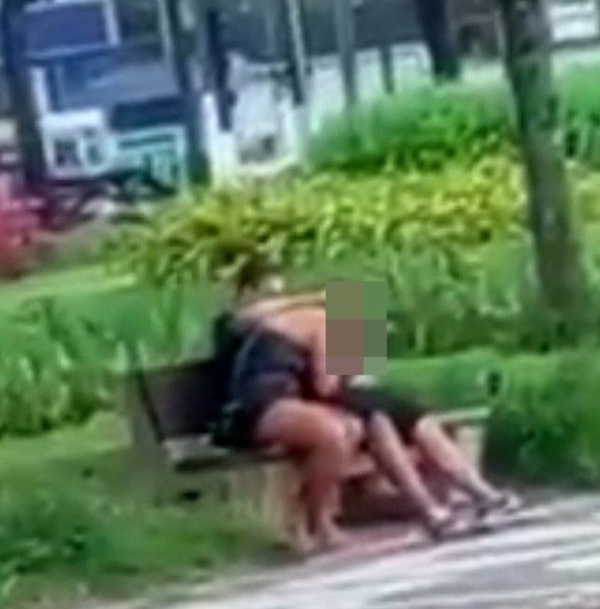 Cặp đôi "mây mưa" trên ghế đá, giật mình vì bị quay phim nhưng vẫn không chịu dừng lại