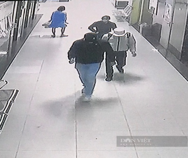 Hà Nội: Camera ghi hình 3 kẻ xông vào căn hộ xịt hơi cay, trói chủ nhà cướp điện thoại