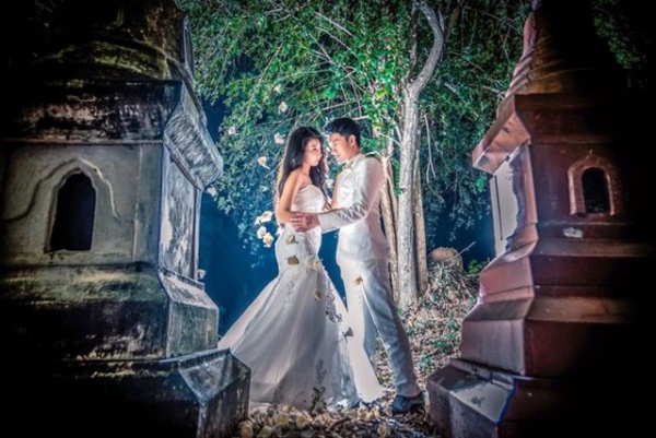 Cặp đôi chụp ảnh cưới trong nghĩa địa, cô dâu chú rể tươi cười nằm trong lò hỏa táng