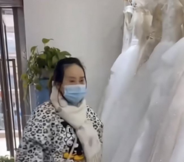 Bị hoãn cưới 3 lần, cô gái xông vào tiệm váy cưới cắt hỏng 32 chiếc váy đắt tiền