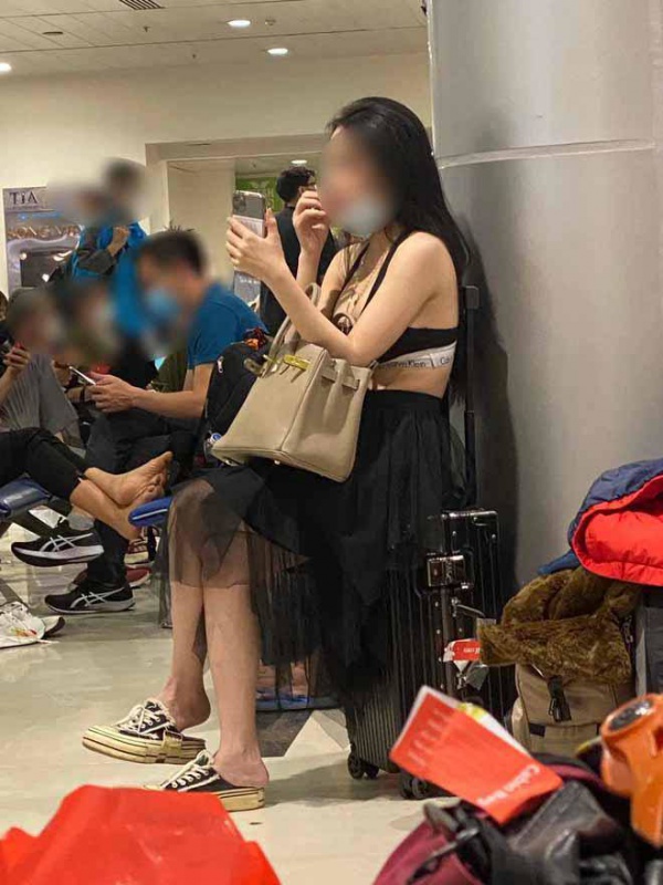 Về quê đón Tết, cô gái mặc áo ngực ở sân bay Tân Sơn Nhất gây tranh cãi