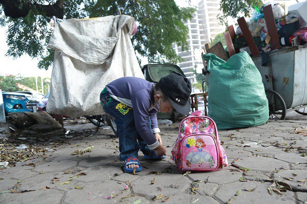 Mẹ cùng con nhỏ đi làm "phu rác" ở Hà Nội: Tết chỉ cần có gạo, bánh chưng là xong