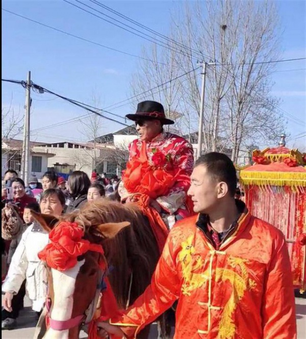 Chú rể 78 cưỡi ngựa tới cưới cô dâu 48 tuổi, bất ngờ phản ứng của dân làng xung quanh
