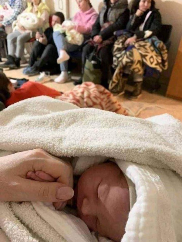 Em bé ra đời tại nơi trú ẩn giữa căng thẳng Nga-Ukraine