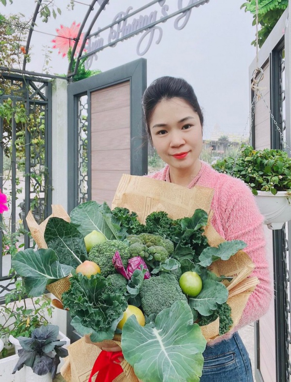 Mẹ bốn con Quảng Ninh làm vườn rộng 300m2, cắm hoa bằng rau củ độc lạ, đẹp như hoa tươi