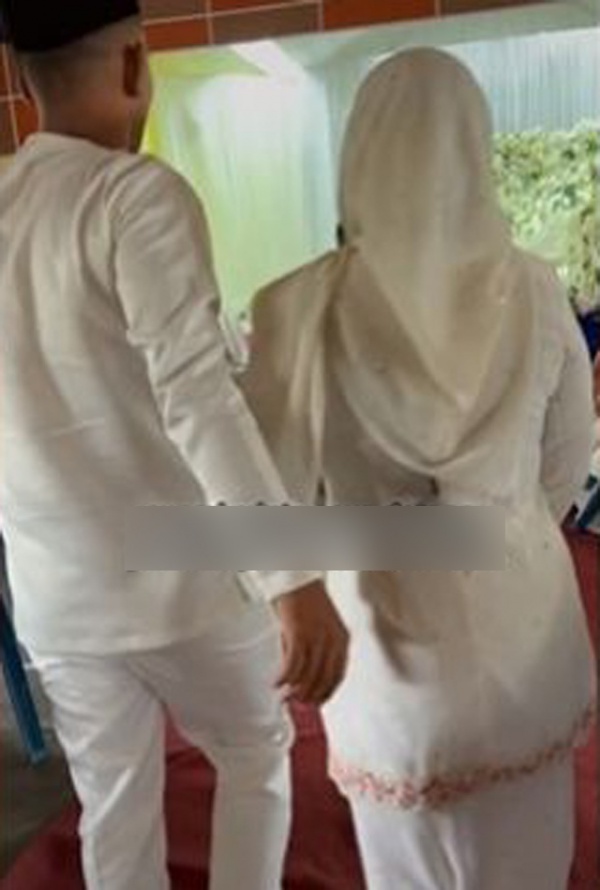 Chồng rủ cùng mặc đồ trắng đi dự đám cưới, vợ ngỡ ngàng khi đến hôn trường