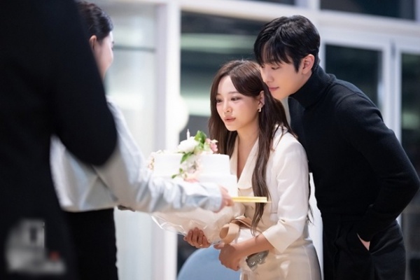Mốt mới phim Hàn: Từ Song Hye Kyo tới quý cô tài phiệt lên giường với trai rồi "chuồn lẹ"