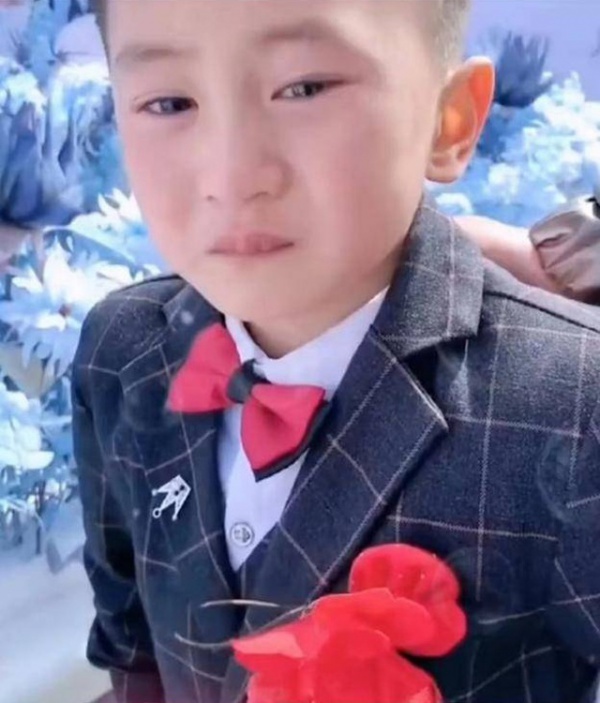 Cậu bé khóc nức nở trong đám cưới anh trai sau khi biết danh tính của cô dâu