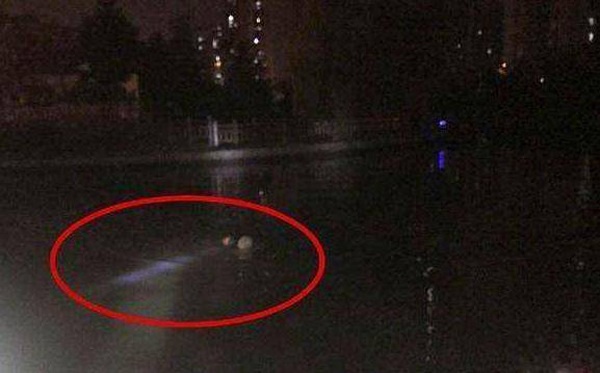 Đi câu ban đêm thấy "búp bê bơm hơi" trôi trên sông, 2 chàng trai giật mình khi nhận ra sự thật