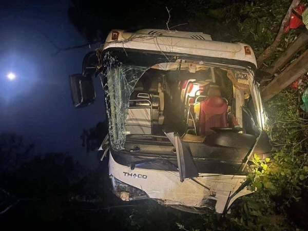 Kinh hoàng lật xe du lịch chở 28 người ở Phú Thọ, 13 người thương vong