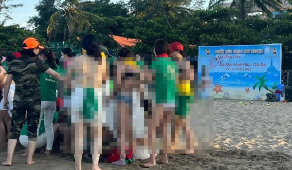 Phạt hành chính đơn vị tổ chức cho nhóm người cởi áo ngực phản cảm trên bãi biển Cửa Lò