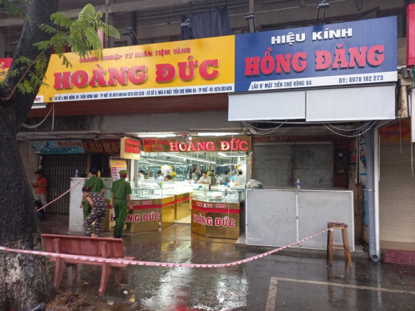 Nhân chứng kể lại giây phút đối tượng nổ súng cướp tiệm vàng ở TP Huế