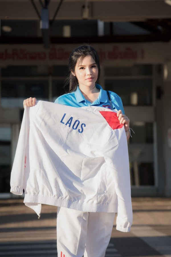 Không hàng hiệu chỉ mê mặc "áo số", nữ đại gia bóng đá Lào lâu lâu hở hang làm nghẽn sóng mạng