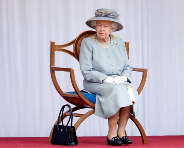 Người dân nước Anh và thế giới đau buồn trước tin Nữ hoàng Anh băng hà, đội mưa để tưởng nhớ