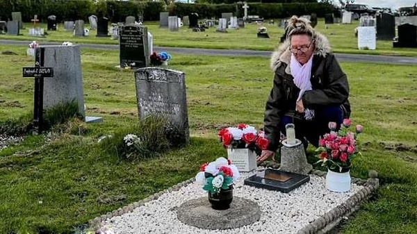 Đều đặn tới thăm mộ bố suốt 43 năm, người phụ nữ bàng hoàng khi phát hiện sự thật