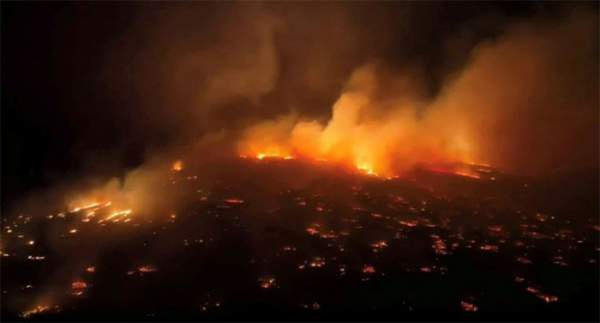 Chùm ảnh biển lửa tại "thiên đường" Hawaii khiến 270 tòa nhà bị thiêu rụi, 53 người chết
